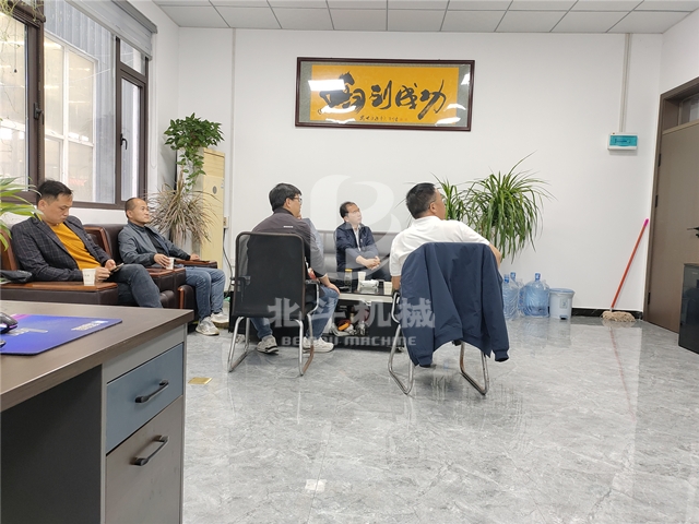 迎接韓國(guó)客戶來(lái)參觀綜合破碎機(jī)