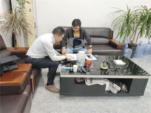 蘇州客戶親自前來(lái)了解我公司的綜合破碎機(jī)