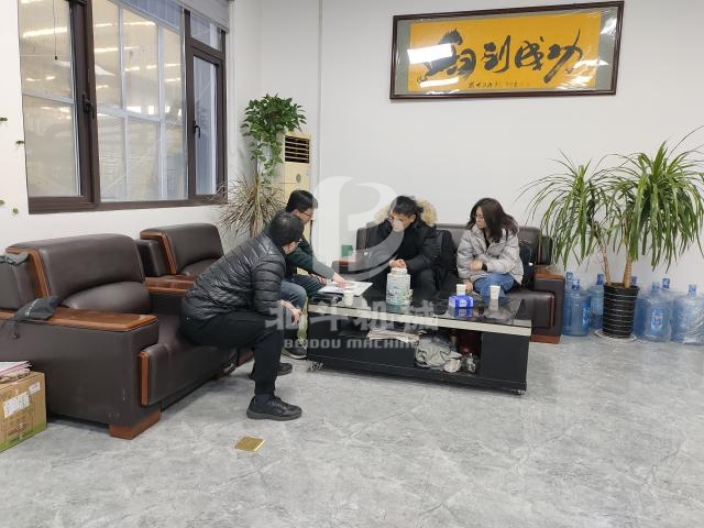 木材粉碎機性能優(yōu)異吸引北京客戶來訪